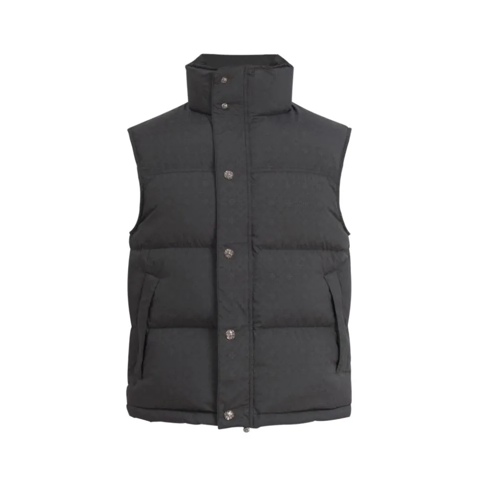 P800 Classic Chrome Hearts Chrome Hearts Dark Pattern Jacquard Down Vest 1. Dark Pattern Jacquard: Using unique dark pattern jacquard technology, the fabric visually presents a rich layering and three-dimensional effect, which is both beautiful and fashionable.  2. Use high-quality fabrics, special fabrics that are waterproof, stain-proof and breathable to ensure the practicality and comfort of the clothes.  3. Workmanship advantages: Fine craftsmanship: attention to detail, excellent sewing, uniform and fine stitches, no skipped stitches or missing stitches, showing superb workmanship.  4. Even filling: The down filling is full and even, ensuring good warmth retention performance. Filled with 90% white duck down 5. Detailed advantages: Unique design: Croxin is a brand feature, and its dark pattern design increases the beauty of the clothing. 6. Humanized design: windproof cuffs, adjustable hem and other designs improve the convenience and comfort of wearing.  7. High-quality hardware accessories: Zippers, buttons and other hardware accessories are made of high-quality materials. The surface is smooth and burr-free, making it smooth to use and durable.  Model: Height 170CM Weight: 145 catties Wearing size M SIZE: S—XL Black